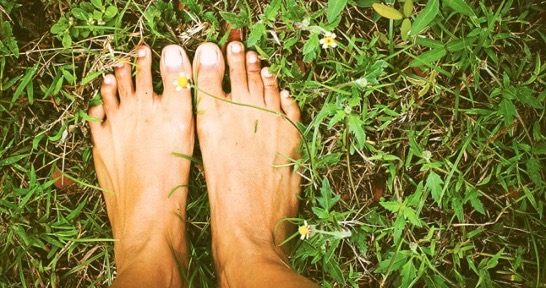 earthing_feet-grass