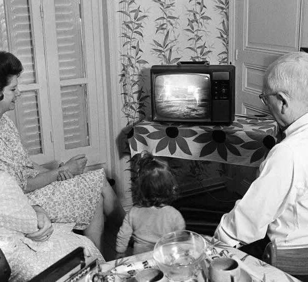 De Brainwashing The World
